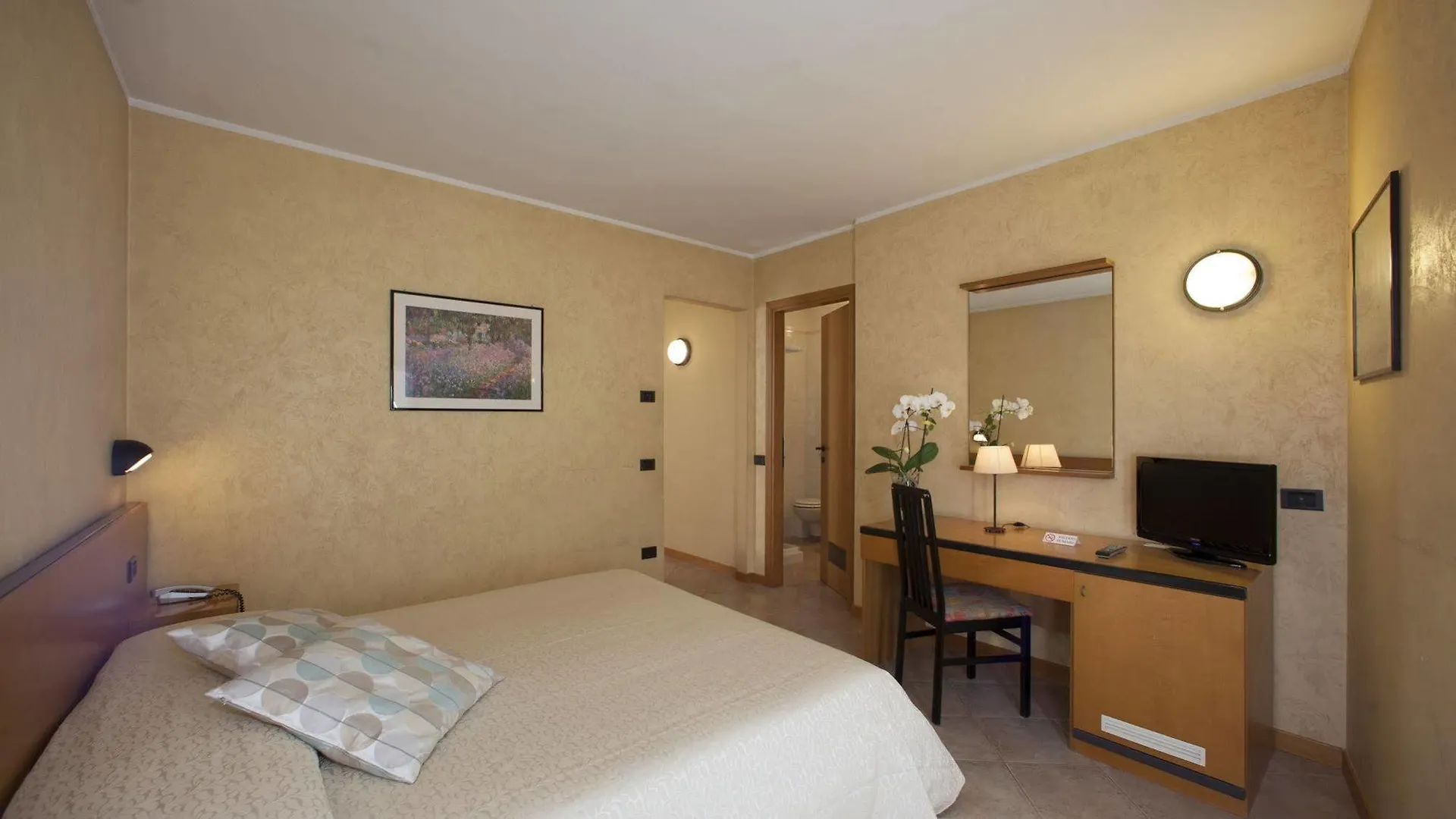 Hotel Bel Sito Peschiera Peschiera del Garda 2*,  Italy