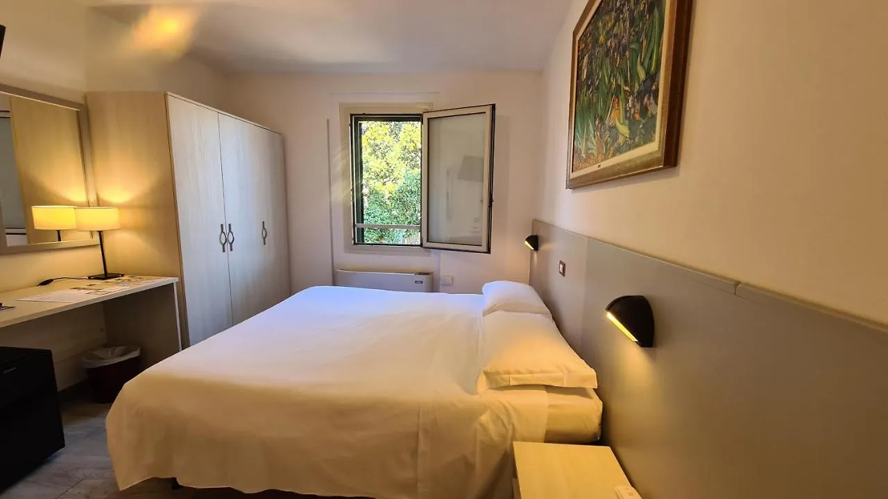 Hotel Bel Sito Peschiera del Garda 2*,